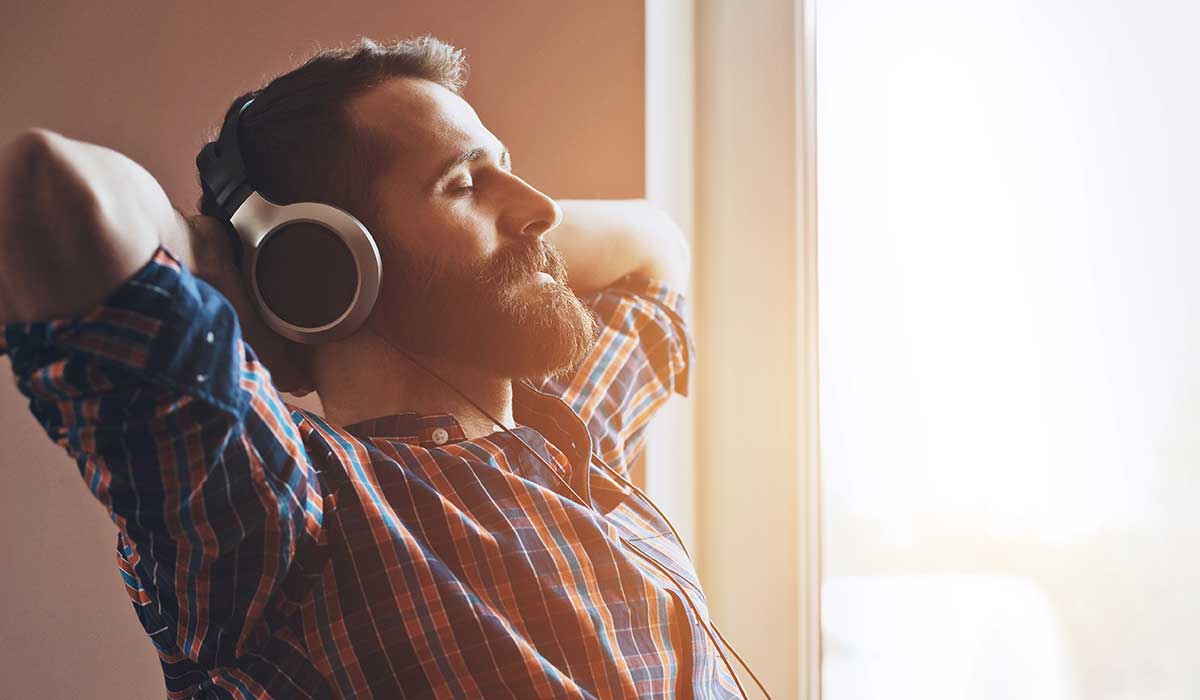 Hombre relajándose escuchando música con auriculares
