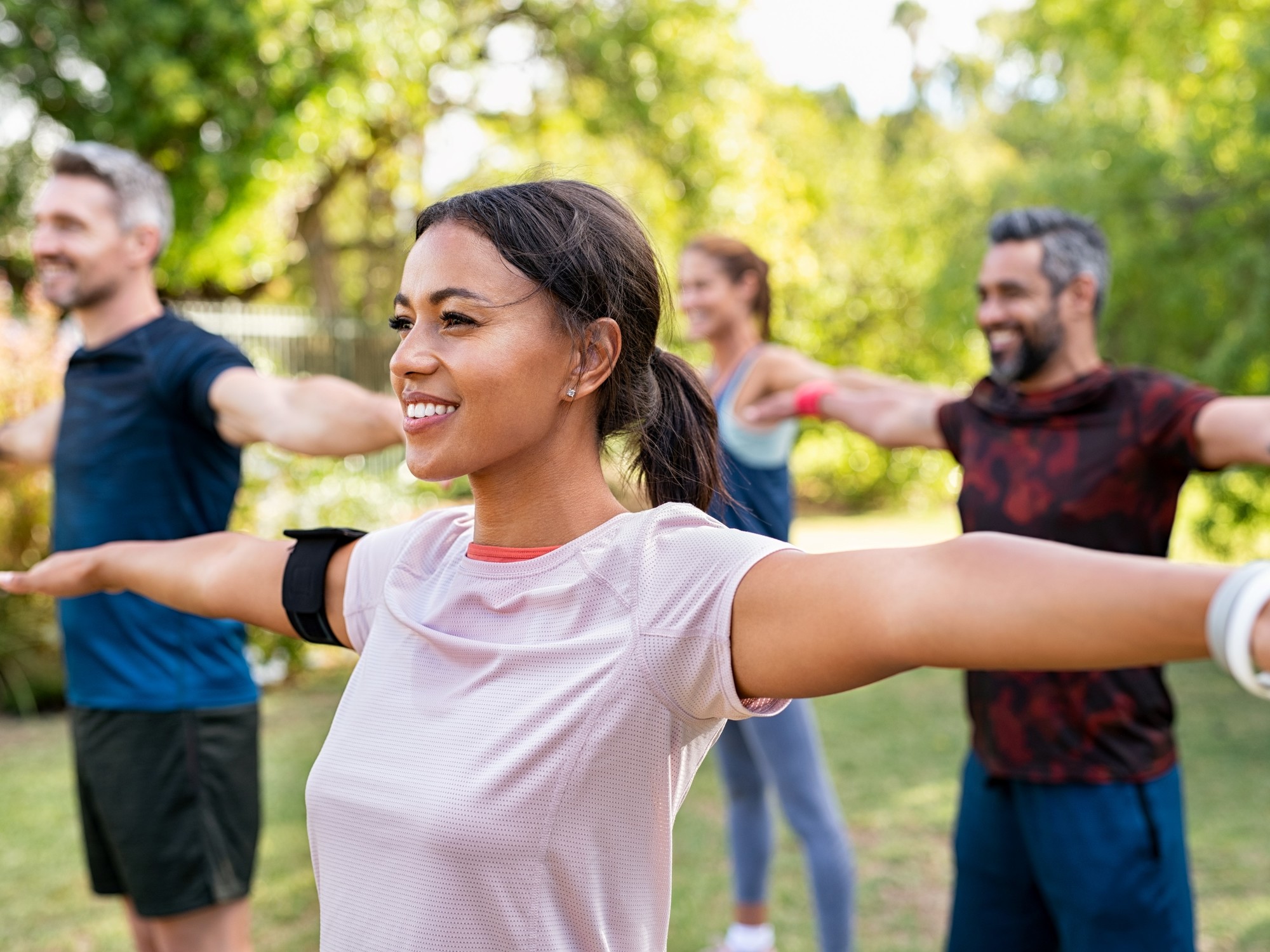 Grupo de personas haciendo ejercicios al aire libre